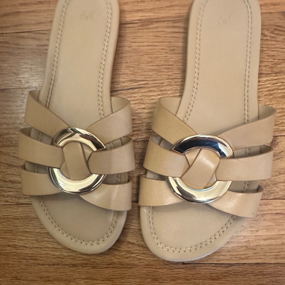 H&M Tan/Nude Flat Sandals w/ Gold Ring Detail – Like New – Size 7.5